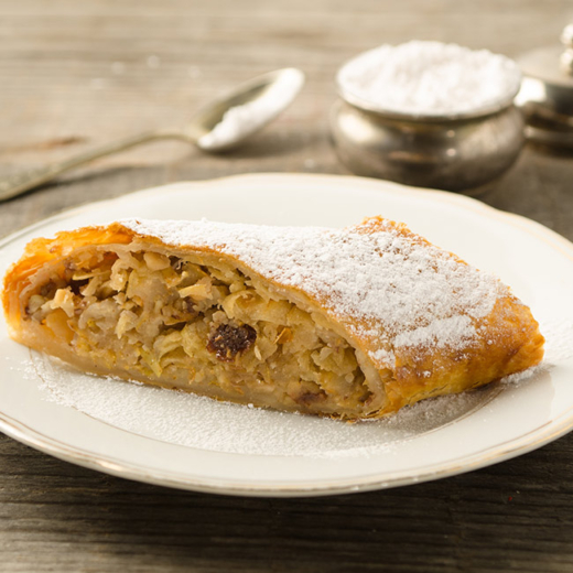 Ein Stück Bio-Apfel-Birnenstrudel auf einem Teller.