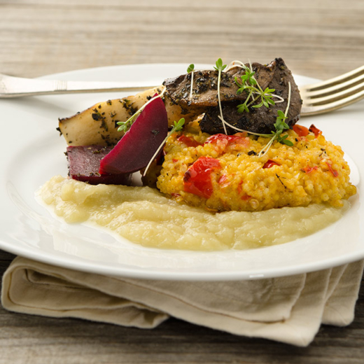 Ein Teller mit gegrillten Bio-Kräuterseitlingen auf Zwiebelpüree und Roten Rüben.