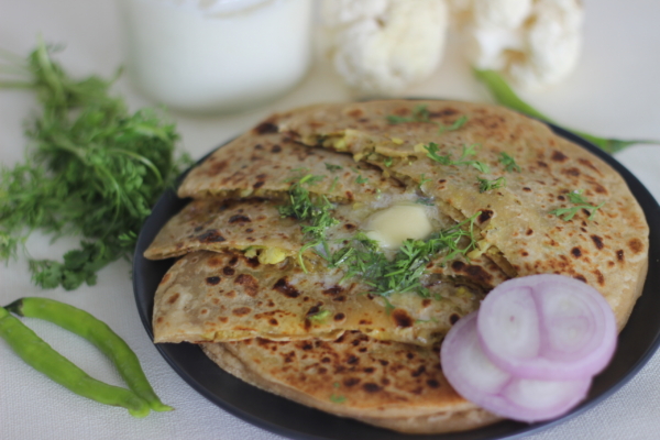 Parathas (indisches Fladenbrot) mit Fenchel und Lauch