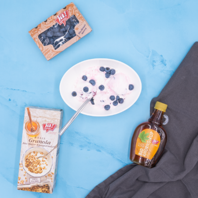 Heidelbeereis mit Granola