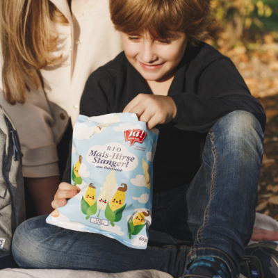 Kind isst Bio-Mais-Hirse-Stangerl von Ja! Natürlich.