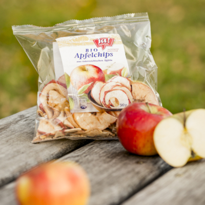 Getrocknete Bio-Äpfel von Ja! Natürlich auf einem Tisch.