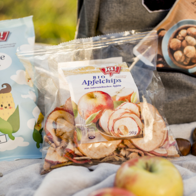 Getrocknete Bio-Äpfel von Ja! Natürlich auf einer Picknickdecke.