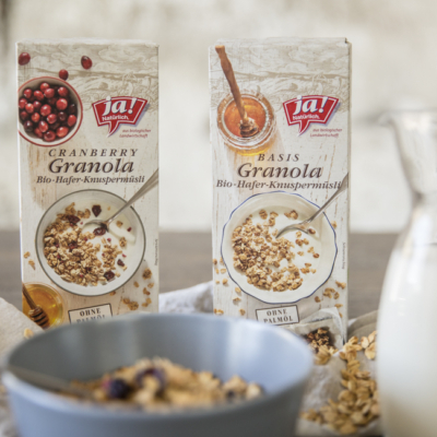 Je eine Packung Ja! Natürlich Cranberry Granola und Basis Granola.
