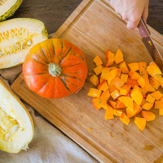 Bio-Kürbis in Würfel geschnitten.