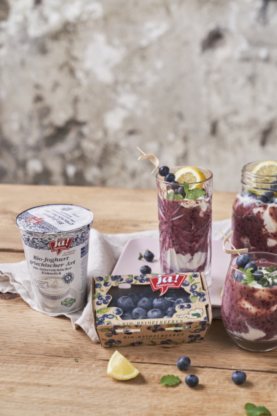 Bio-Heidelbeeren von Ja! Natürlich mit zwei Heidelbeer-Frappuccinos.