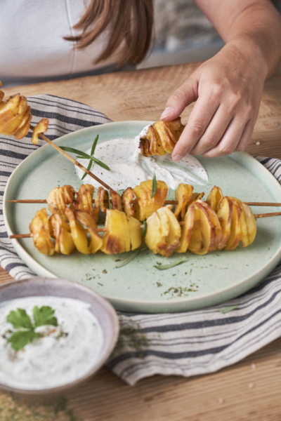 Fächer Erdäpfel am Spieß mit Dip | Rezept – Ja! Natürlich Fächer Erdäpfel am Spieß mit Dip | Rezept – Ja! Natürlich