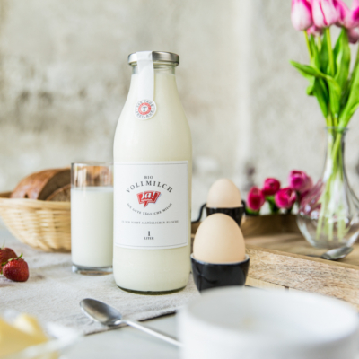 Eine Flasche Ja! Natürlich Bio-Vollmilch.