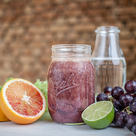 Ein Fruchtsaft mit Bio-Trauben und Zitrusfrüchten.