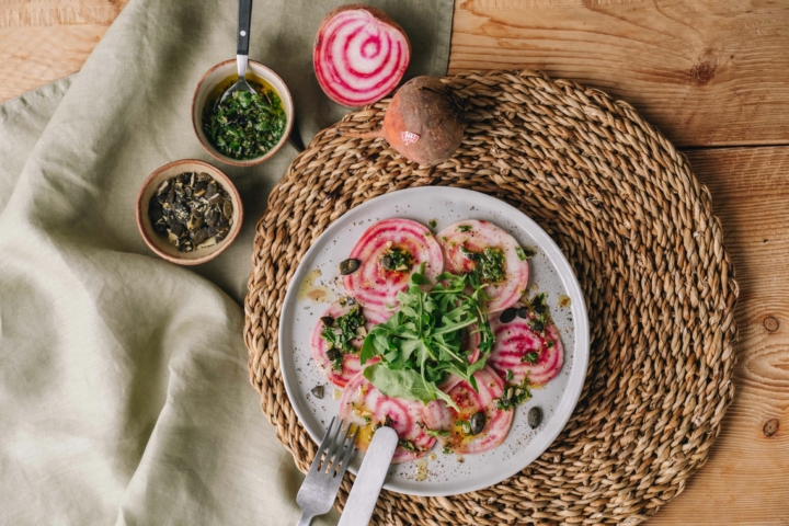 Chioggia-Rüben-Carpaccio mit Rucola-Salat