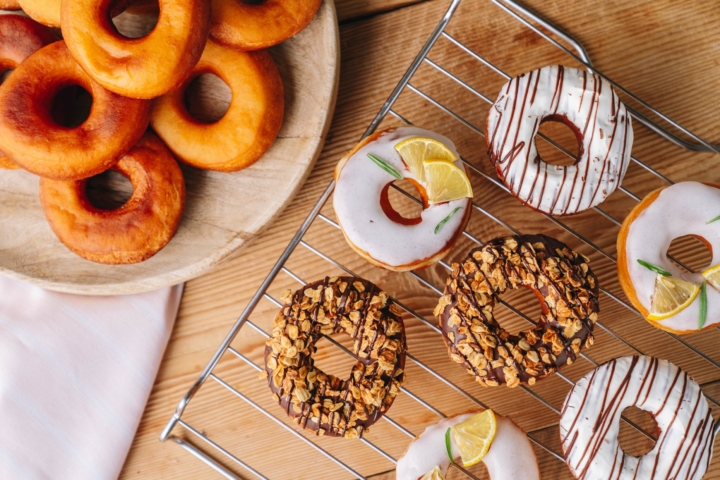 selbstgemachte bunte Donuts
