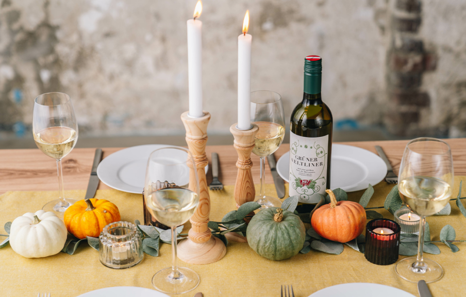 Herbstliches DIY: Tischarrangement mit Ofenkürbissen