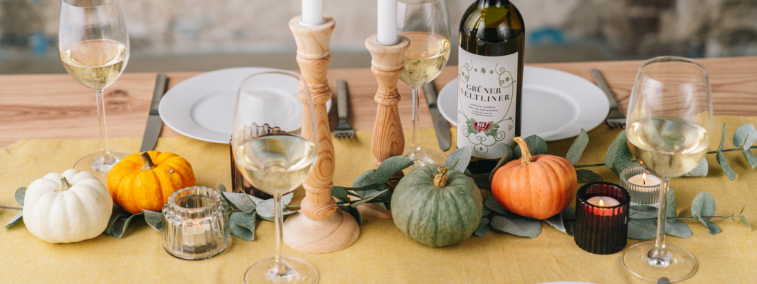 Herbstliches DIY: Tischarrangement mit Ofenkürbissen