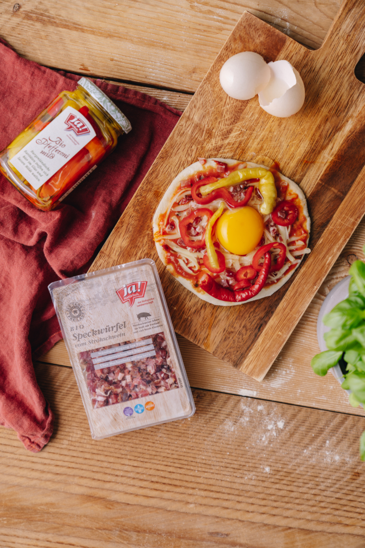 Mini-Pizza Rusticana mit Speckwürfel & Spiegelei