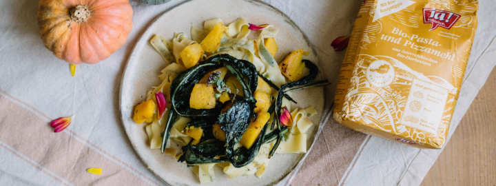 selbstgemachte Blüten-Pasta mit Kürbis