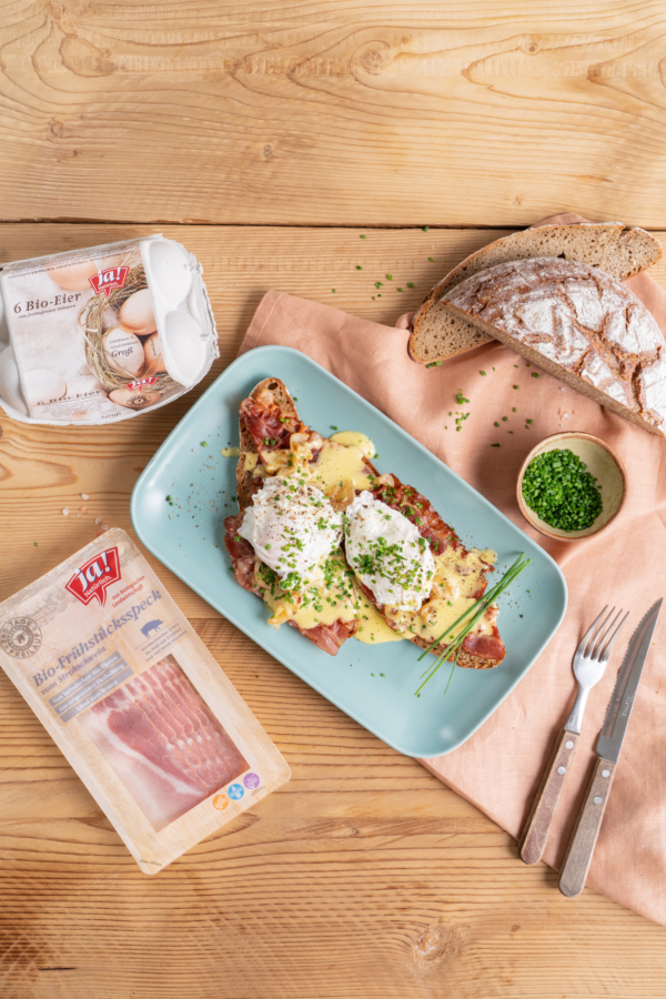 Eier Benedict mit selbstgemachter Sauce Hollandaise