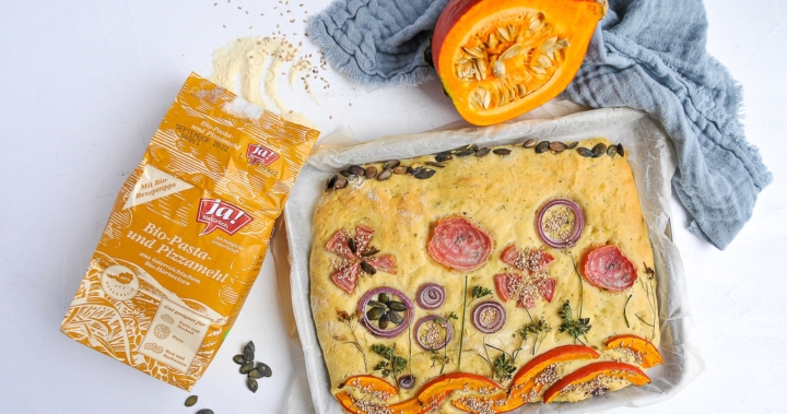 herbstlicher Focaccia-Garten mit Kürbis & Chioggia-Rüben