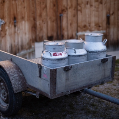 Drei Ja! Natürlich Bio-Milchfässer auf einem Anhänger.