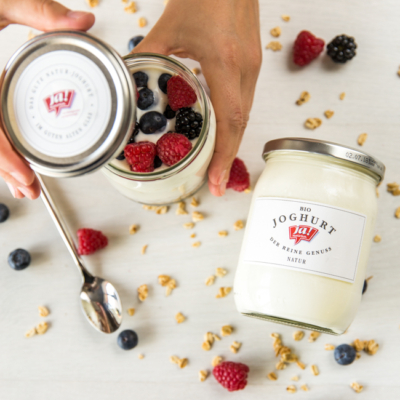 2 Gläser Ja! Natürlich Bio-Joghurt, eines mit Bio-Beeren.