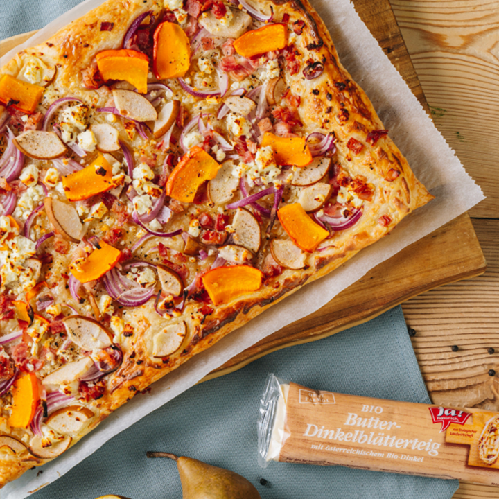 Flammkuchen mit Kürbis, Birne und Speck