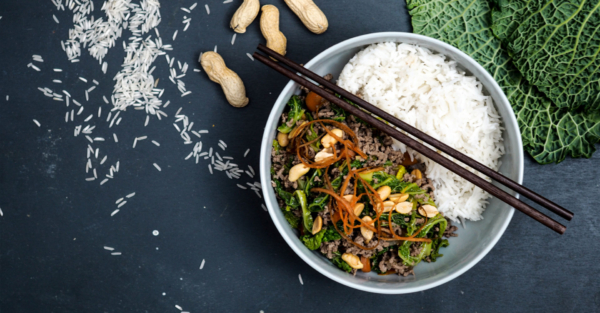 Wok mit Weidejungrind, Erdnüssen und Wintergemüse