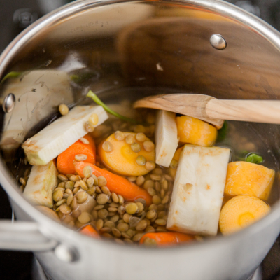 Bio-Tellerlinsen in einem Kochtopf.