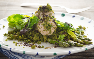 Nusstopfenknödel mit Bio-Spargel auf einem Teller.