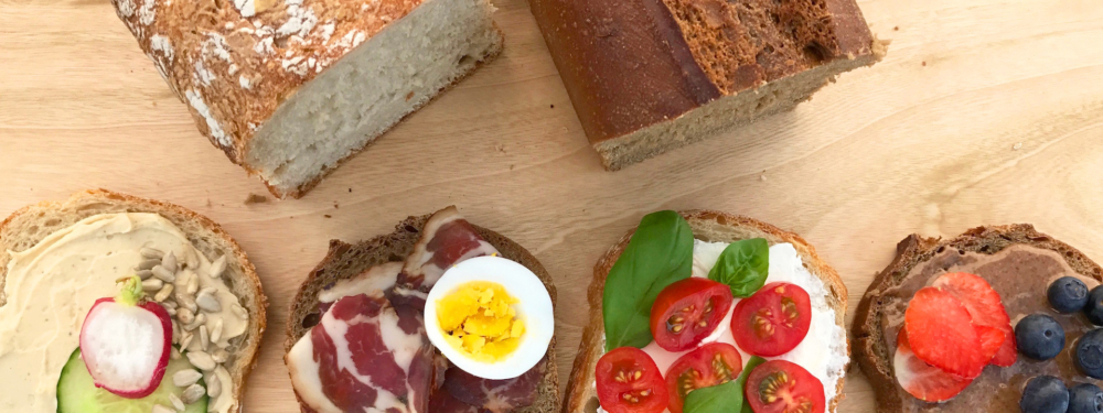 Scheiben Brot, die auf verschiedene Arten belegt wurden.