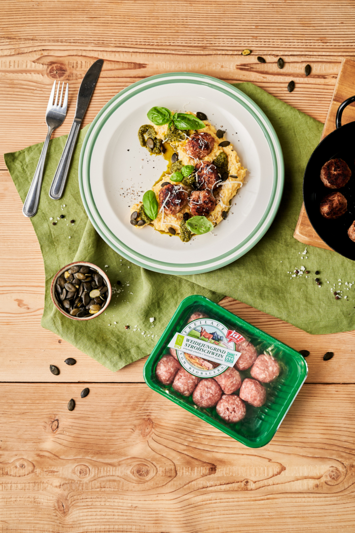Meatballs vom Weidejungrind & Strohschwein auf cremiger Polenta & Pesto