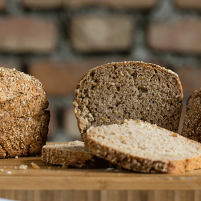 Bio-Brot auf einem Schneidebrett.