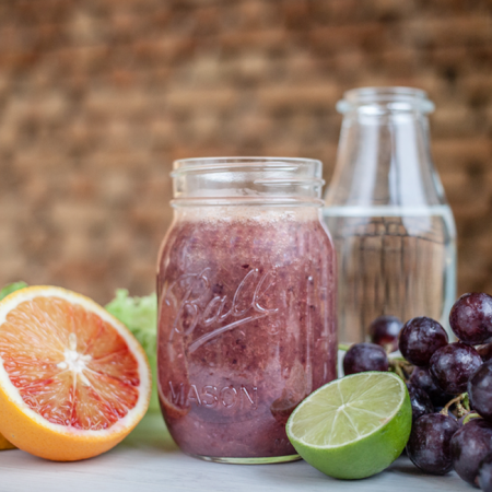 Ein Fruchtsaft mit Bio-Trauben und Zitrusfrüchten.