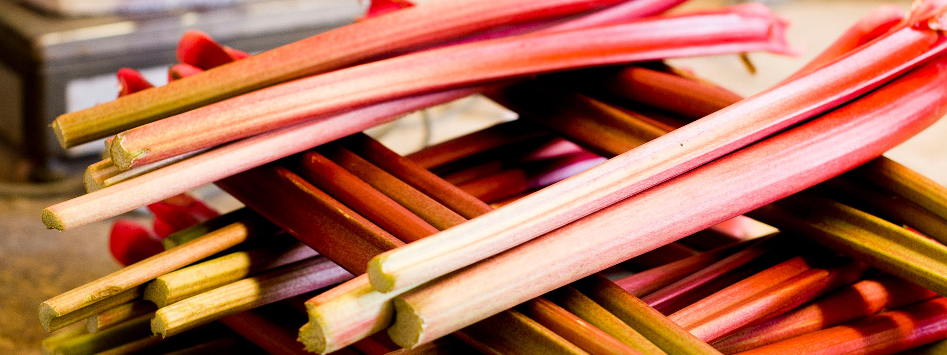 Gestapelter Bio-Rhabarber.