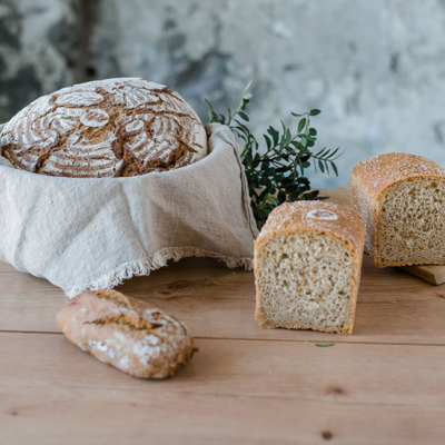 Bio-Brot auf einem Tisch.