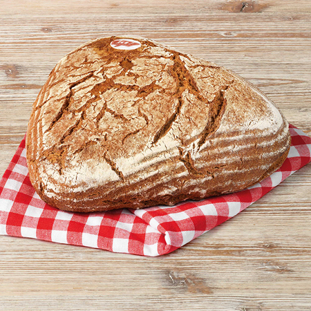 Ein Bio-Roggenvollkornbrot auf einem Tuch.