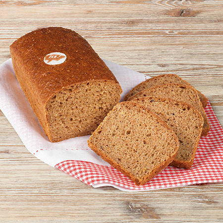Ein Bio-Vollkornbrot, umwickelt in einem Tuch.