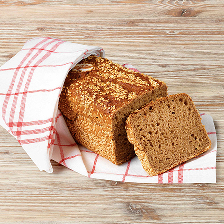 Ein Bio-Roggenbrot, umwickelt in einem Tuch.