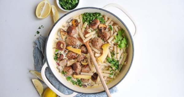 Herbstliche Pilz-Nudel-Pfanne mit Meatballs vom Weidejungrind & Strohschwein