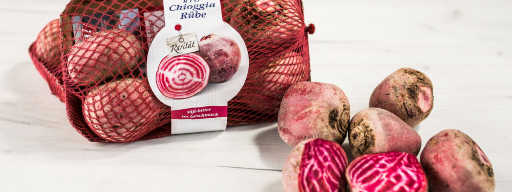 Ein Karton mit Ja! Natürlich Bio-Chioggia-Rüben.