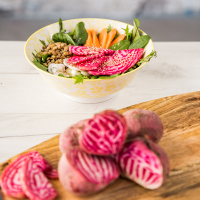 Geschnittene Bio-Chioggia Rüben und eine Bowl im Hintergrund.