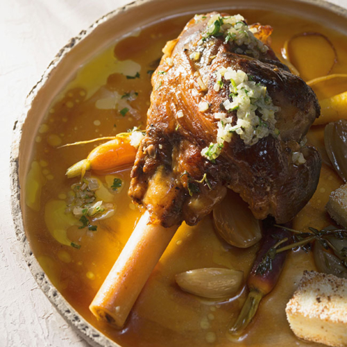 Geschmorte Bio-Lammstelze mit Gremolata und Polentaschnitte.