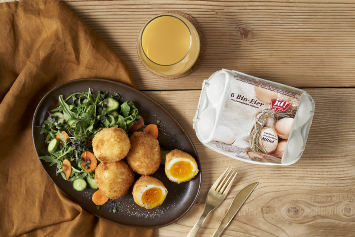 gebackene Bio-Eier auf Rucola Salat
