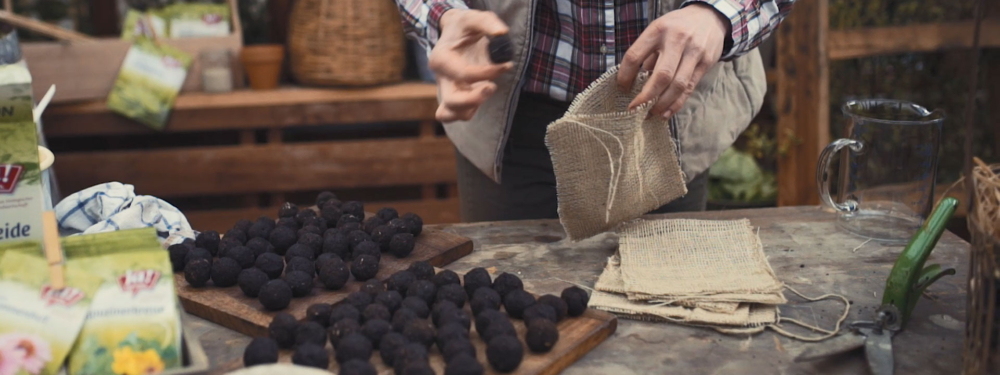 Jemand verpackt schwarzen Ja! Natürlich Bio-Trüffel.