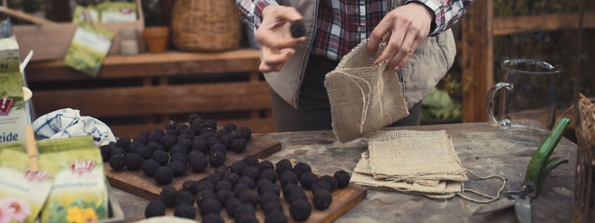 Jemand verpackt schwarzen Ja! Natürlich Bio-Trüffel.