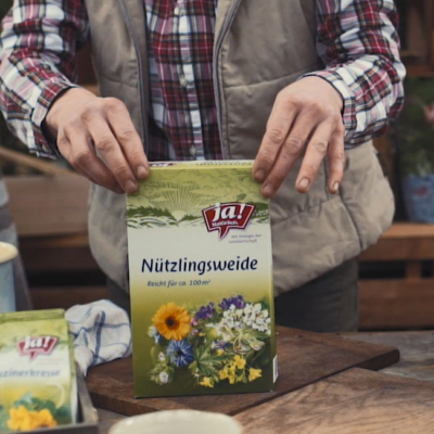 Jemand öffnet einen Karton Ja! Natürlich Nützlingsweide.