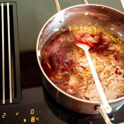 Rosa gebratene Bio-Entenbrust mit Maroni-Rotkraut & Enten-Grammel-Knödel