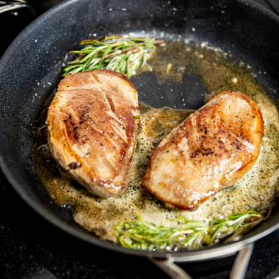 Rosa gebratene Bio-Entenbrust mit Maroni-Rotkraut & Enten-Grammel-Knödel