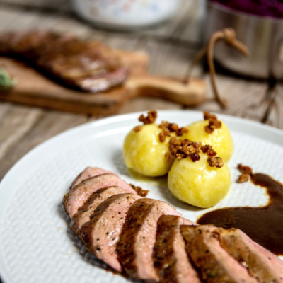 Rosa gebratene Bio-Entenbrust mit Maroni-Rotkraut & Enten-Grammel-Knödel