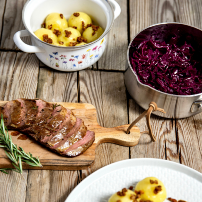 Rosa gebratene Bio-Entenbrust mit Maroni-Rotkraut & Enten-Grammel-Knödel