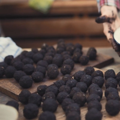 Schwarzer Bio-Trüffel auf einem Tisch.