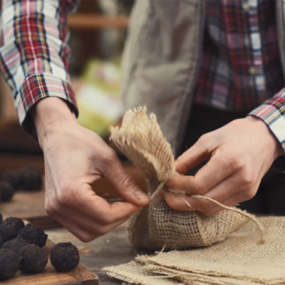 Jemand verpackt schwarzen Ja! Natürlich Bio-Trüffel.